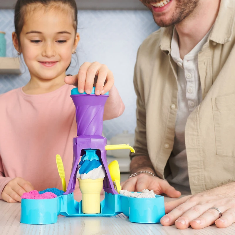 Kinetic Sand, Fabrique de glaces à l'italienne avec 396 g de sable à modeler (bleu, rose et blanc), 2 cornets de crème glacée et 2 outils, jouets sensoriels