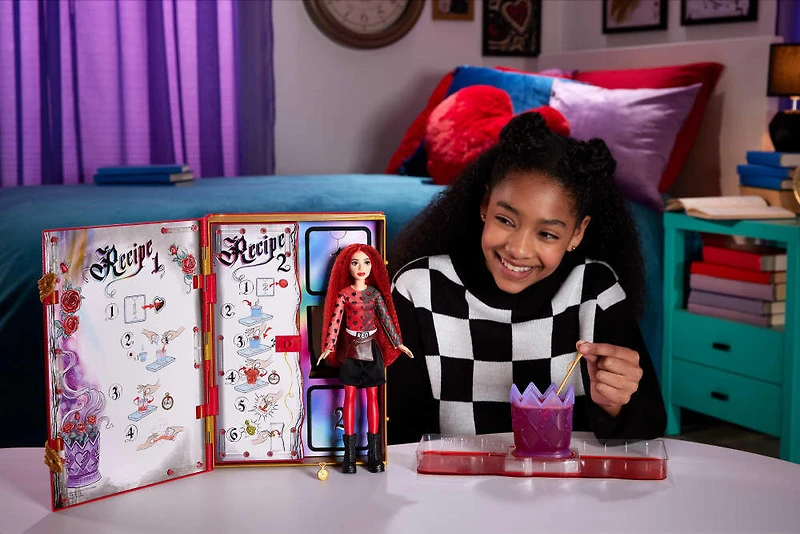 Disney Descendants: The Rise of Red Coffret poupée Red fille de la Reine de Coeur, avec le Livre de Sorcière Magique, un mélange pour fabriquer du slime et des surprises