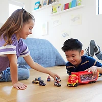 Hot Wheels RacerVerse Marvel Hulkbuster Hauler, Stores Up to 10 Toy Cars, Detachable Cab with Flip-Up Helmet & Non-Removable Figure