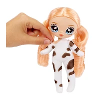 Na Na Na Fuzzy Surprise série 1 Cora Cowgirl - Poupée-mannequin articulée de 7 po (18 cm)