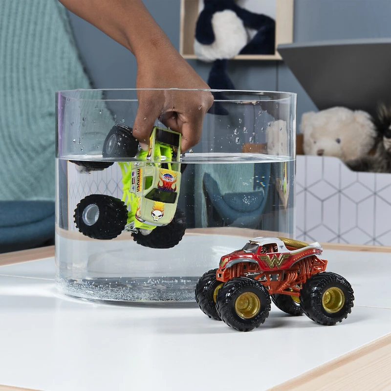 Monster Jam, Monster trucks Wonder Woman vs Avenger officiels qui changent de couleur en métal moulé, échelle 1:64