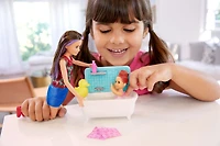 Coffret de jeu Barbie Skipper Babysitters Inc. avec baignoire, poupée Skipper Gardienne d'enfants et poupée de tout-petit avec bouton pour actionner les bras