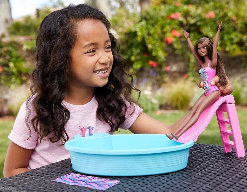 Poupée Barbie, brunette de 29,2 cm (11,5 po), et coffret de jeu Piscine avec glissade et accessoires