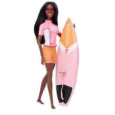Poupée ​​Barbie Surfeuse des Jeux olympiques de Tokyo 2020 vêtue d'une tenue de surf, avec veste Tokyo 2020, médaille et planche de surf avec ailerons Tokyo 2020