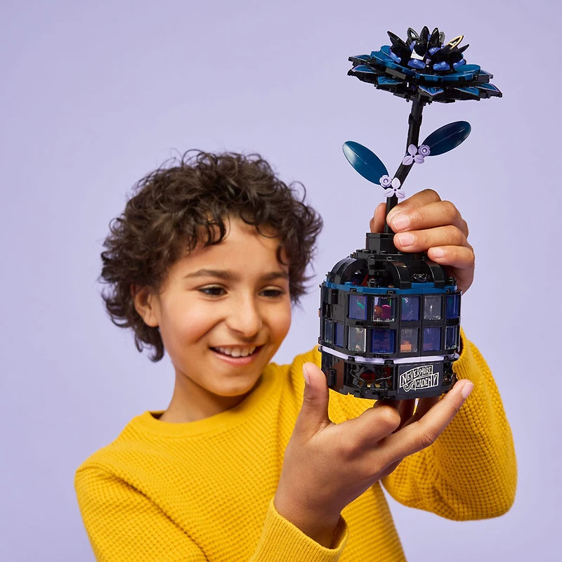 LEGO Mercredi Le Dahlia Noir, Décoration de Chambre ou Fausse Plante pour Enfants 76784