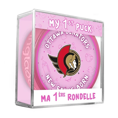 Logo du nouveau fan des Ottawa Senators de la LNH sur une rondelle rose dans un cube