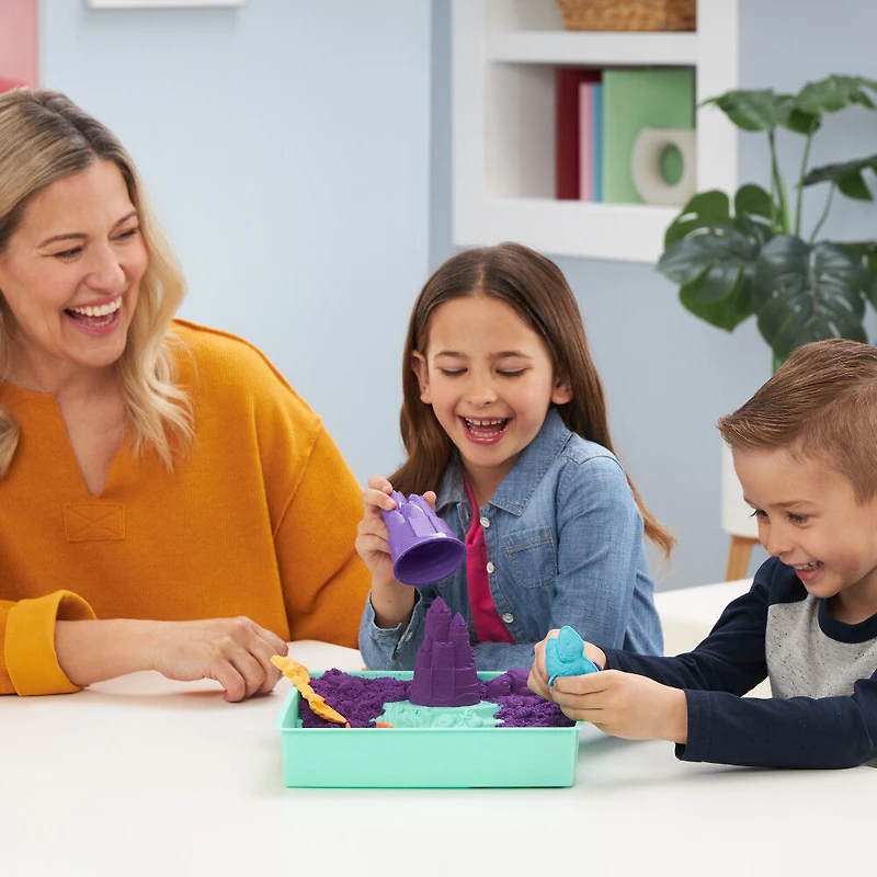 Kinetic Sand, Coffret Bac à sable, 454 g de sable violet, bac à sable, 4 moules et outils, jouets sensoriels