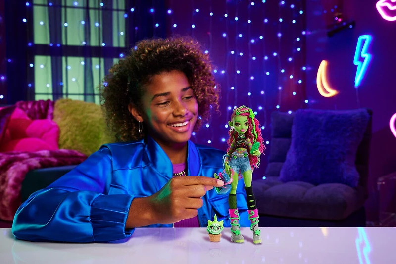 Monster High Venus McFlytrap Fashion Doll with Pet Chewlian and Accessories