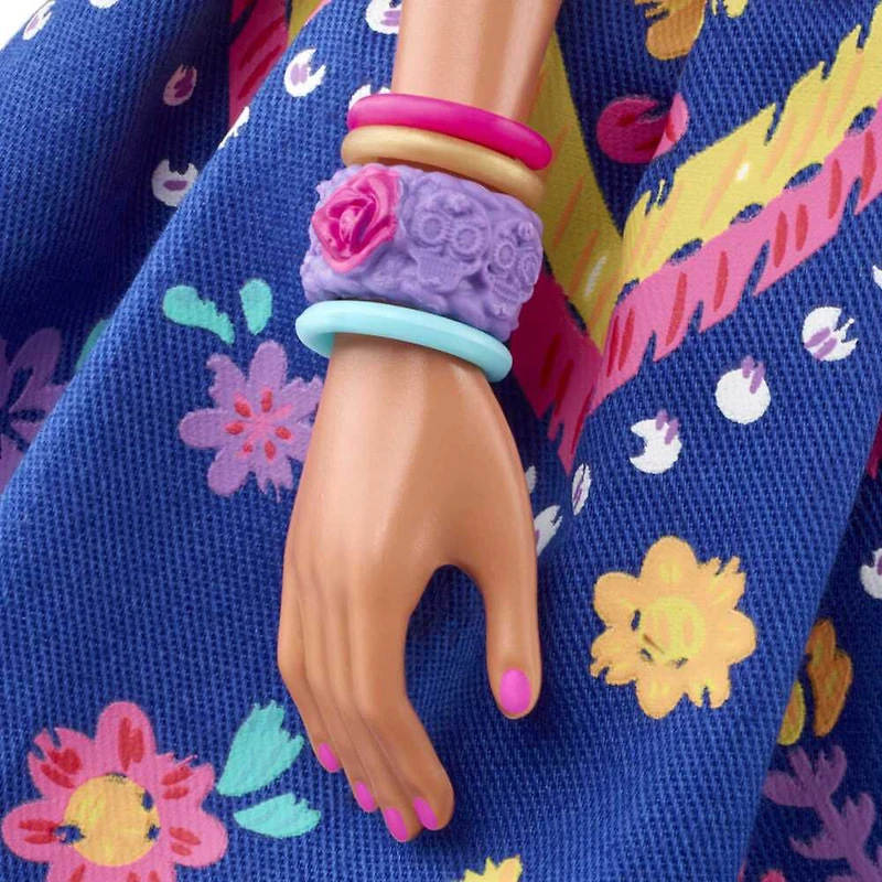 Poupée ​Barbie Día de Muertos 2022, vêtue d'une chemise, d'une veste et d'un sombrero