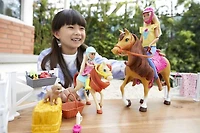 Coffret de jeu BARBIE avec poupées Barbie et Chelsea, 2 chevaux et plus de 15 accessoires