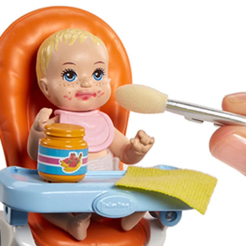 Coffret de jeu poupée Barbie ​Skipper avec chaise haute et bébé qui change de couleur