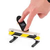 Tech Deck, Toy Machine Versus Series, Coffret de 2 fingerboards à collectionner et obstacle