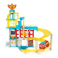 Disney Junior Firebuds, Coffret QG avec effets sonores et lumineux, camion de pompier, figurine articulée et lance-véhicule
