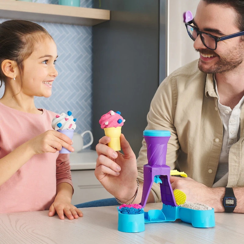 Kinetic Sand, Fabrique de glaces à l'italienne avec 396 g de sable à modeler (bleu, rose et blanc), 2 cornets de crème glacée et 2 outils, jouets sensoriels