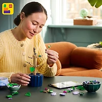 LEGO Botanicals L'Hibiscus, Ensemble pour Adultes, Décor Floral avec Pot de Fleurs Bleu 10372