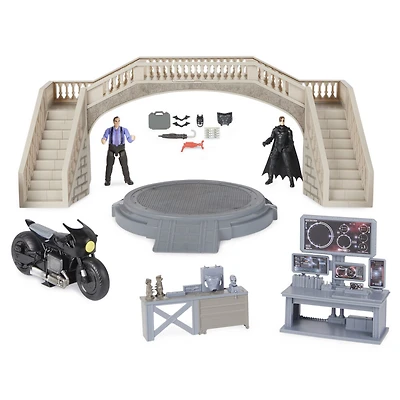 DC Comics, Batman Batcave avec figurines articulées exclusives Batman et The Penguin et Batcycle