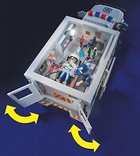 Ambulance avec secouristes et blessé