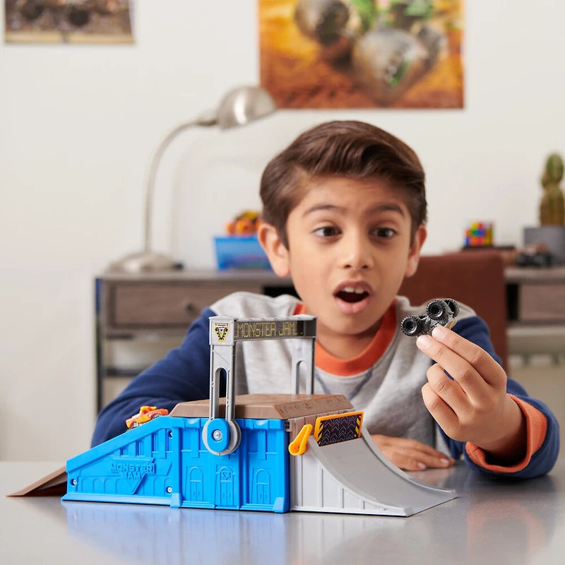 Monster Jam Mini Freestyle Flip Arena, coffret de jeu avec rangement et 2 mini-monster trucks Monster Jam