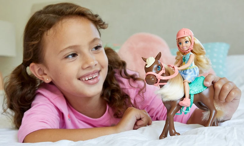 Poupée Barbie Club Chelsea et Cheval, Vêtue d'une tenue et d'accessoires