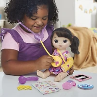 Baby Alive, Bella va mieux, coffret de poupée (cheveux bruns foncés) pour jouer au docteur