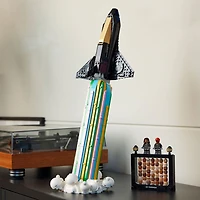LEGO Icons Au-delà de la lune avec Pharrell Williams Ensemble de construction de modèle de navette spatiale ; Cadeau créatif pour adultes 10391 (966 pièces)