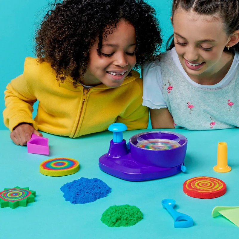 Kinetic Sand, Coffret Swirl N' Surprise avec 907 g de sable modelable rouge, bleu, vert et jaune et 4 outils