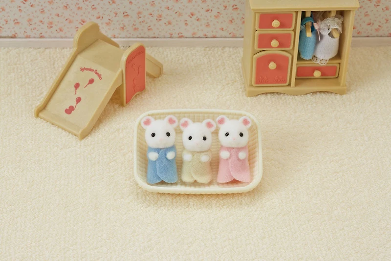 Calico Critters Marshmallow Mouse Triplets, lot de 3 figurines de poupée à collectionner avec accessoire berceau