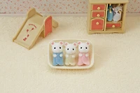Calico Critters Marshmallow Mouse Triplets, lot de 3 figurines de poupée à collectionner avec accessoire berceau
