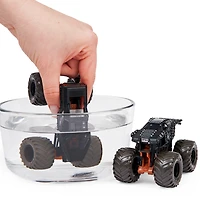 Monster Jam, Coffret de 2 monster trucks officiels en métal moulé Soldier Fortune Black Ops vs Max-D qui changent de couleur, échelle 1:64