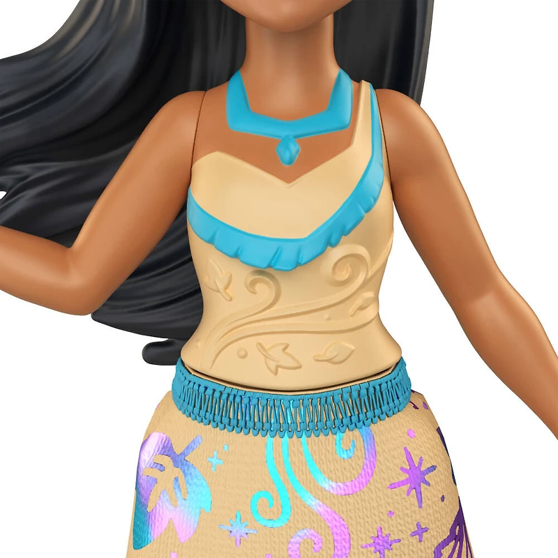 Princesses Disney Base Petite poupée Pocahontas, tenue brillante