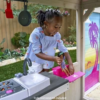 KidKraft Maisonnette d'extérieur Bord de mer en bois Barbie comprenant un ensemble de table et chaises fixable pour poupées