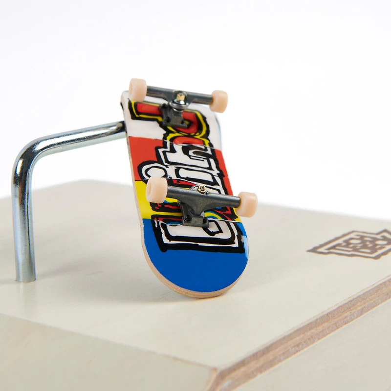 Tech Deck Performance Series, Shred Pyramid avec rail métallique et fingerboard Blind exclusif