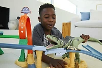 Coffret piste Confrontations et collisions Jurassic World: Dominion Hot Wheels, avec 1 véhicule Hot Wheels