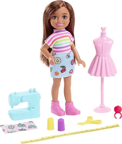 Barbie - Coffret de jeu Chelsea avec poupée Chelsea Dessinatrice de mode brunette et accessoires
