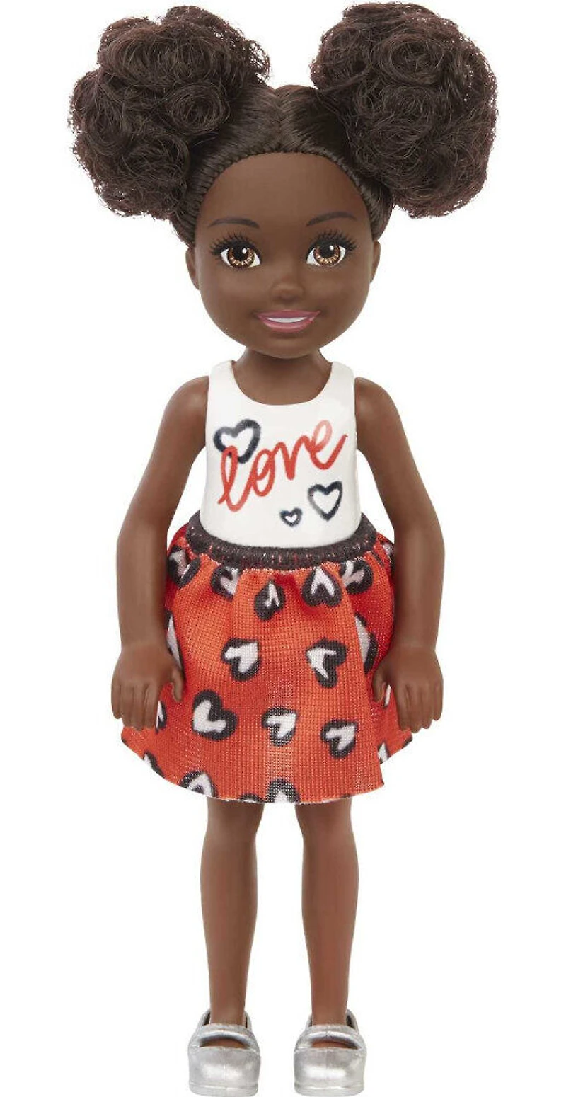 Poupée ​Barbie Chelsea, brunette, vêtue d'une jupe à imprimé coeurs et de chaussures métalliques