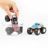 Monster Jam, Coffret de 2 monster trucks officiels en métal moulé Yeti vs. Sparkle Smash  qui changent de couleur, échelle 1:64