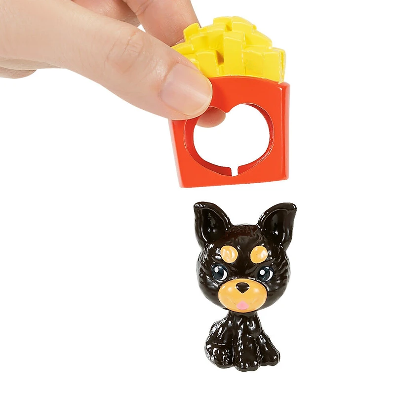 Poupée Chelsea Déguisée, 15 cm, en Déguisement de Burger, avec Animal et Accessoires