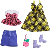 ​Coffret Tenues Barbie avec 2 tenues pour la poupée Barbie, comprend robe à carreaux jaune, haut floral, jupe en denim et 2 accessoires