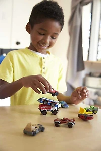 Matchbox - Coffret-cadeau de 9 véhicules - Les styles peuvent varier.