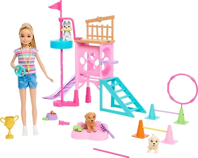 Barbie Poupée et Coffret Parcours d'Obstacles avec poupée, 3 figurines de chiens et accessoires