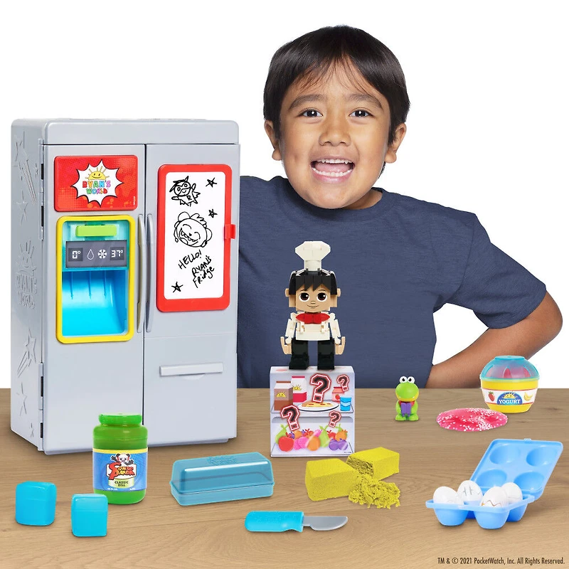 Frigo Surprise de Ryan Chef de Ryan's World, Sons et Lumières, Tableau Effaçable à Sec et Aliments pour Jouer, Paquets Surprises de Figurines, Boue, et Bien d'Autres !
