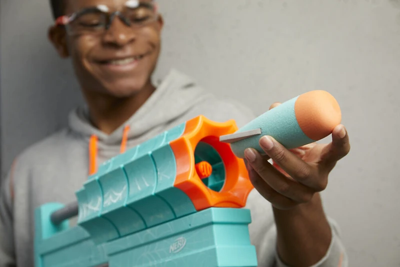 Nerf Roblox, blaster lance-roquette SharkBite: Web Launcher, inclut code pour objet virtuel exclusif, 2 roquettes Nerf, mécanisme à pompe