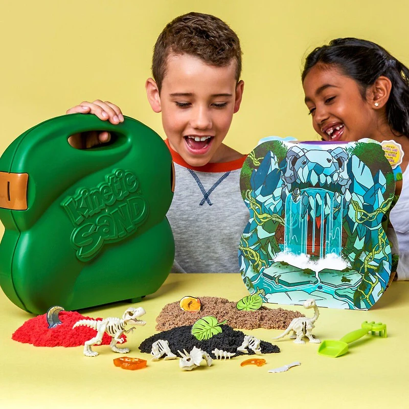 Kinetic Sand, Coffret Chercheur de dinosaures, 680 g de sable modelable (couleur plage marron, rouge et noir), boîte de rangement réutilisable, fossiles, 4 outils et moules, jouets sensoriels pour enfants à partir de 3 ans