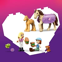 LEGO Friends La Remorque pour le Cheval et le Poulain - Jouet, avec 2 Minipoupées, un Chiot, un Cheval, un Poulain et une Grenouille - 42695