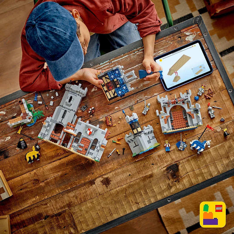 LEGO Creator Le Château Médiéval du Chevalier, Ensemble de Jeu Transformable en Joute ou en Ville 31168