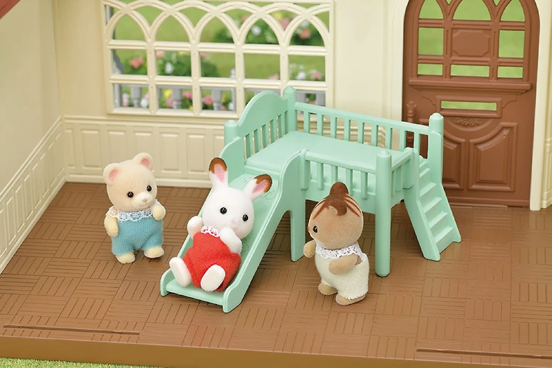 Calico Critters Sweet Raspberry Home Gift Set, Dollhouse Playset avec 3 figurines à collectionner, meubles et accessoires