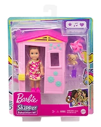 Barbie Skipper Babysitters Inc. Petite poupée pour tout-petit et maisonnette rose avec moulinet, ours en peluche et tasse