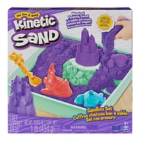 Kinetic Sand, Coffret Bac à sable, 454 g de sable, bac à sable, 4 moules et outils, jouets sensoriel pour les enfants à partir de 3 ans (les styles peuvent varier)