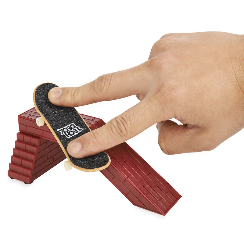 Tech Deck, Flip Skateboards Versus Series, Collectible Fingerboard 2-Pack and Obstacle Set