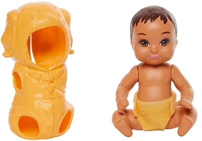 Poupée bébé ​Skipper Babysitters Inc. Barbie avec costume-barboteuse de chiot dorée et couche amovibles